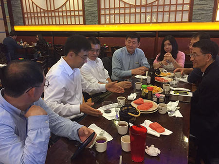 汪俊博士（左4）、刘雯颖博士（左5）、李才博士（左1）、蔡天权博士（左3）和沈东明博士（右1）、李德润博士（右2）一同聆听孙勇奎（左2）院士规划创新梦想