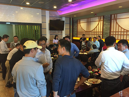 专家们相谈甚欢，直到傍晚时分，仍不舍离去