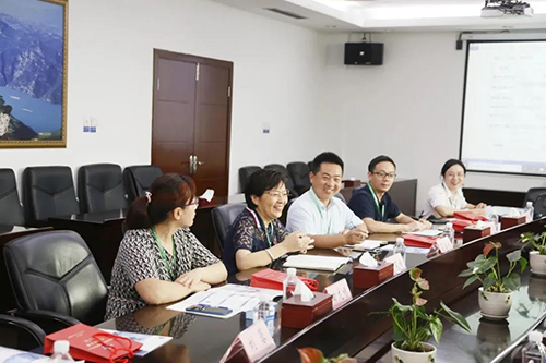 宜昌人福药业副总裁、总工程师李莉娥，产品开发中心主任吕金良，副主任吴有斌、曲龙妹等