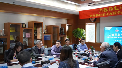 不朽情缘mg官网创始人&CEO陈春麟博士、化学部与生物部高级副总裁任峰博士、药代动力学与生物分析部副总裁辛保民博士、商务发展部副总裁蔡金娜博士等出席签约仪式。