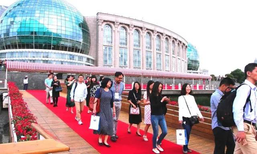 晚宴伊始，前来参加晚宴的嘉宾们纷纷踏上红毯，前往码头