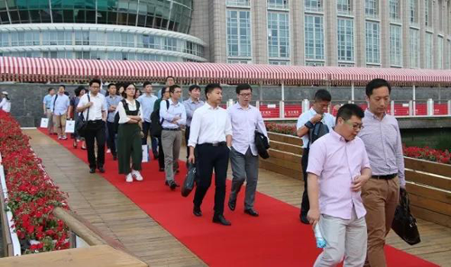 晚宴伊始，前来参加晚宴的嘉宾们纷纷踏上红毯，前往码头